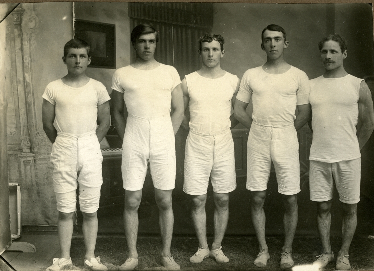 Haakon Garaasen, Turnlaget "Trygg" Fra venstre: Ole Holt (1897 - 1987), Jon Sørby (1895 - 1972), Olaf Nerhagen (1889 - 1928), John Kveen (1894 - 1955) og Thorbjørn Norby (1884 - 1973)
