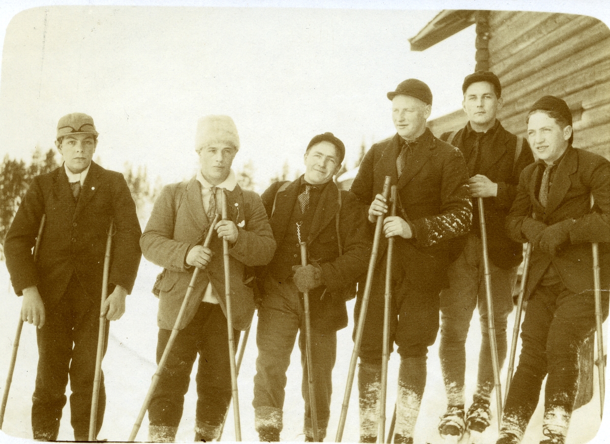 Haakon Garaasen, Seks menn på ski i Østby (?) Fra venstre: Jon Persen Støa (1895 - 1977), Ragnar Skjærbekk (1897 - 1969), Olaf Pedersen (7/1 1893 - 1972), Ole Haugen (6/5 1899 - 1988), Ole Holt, Bjarne Kjellvang (16/9 1900 - 1960)