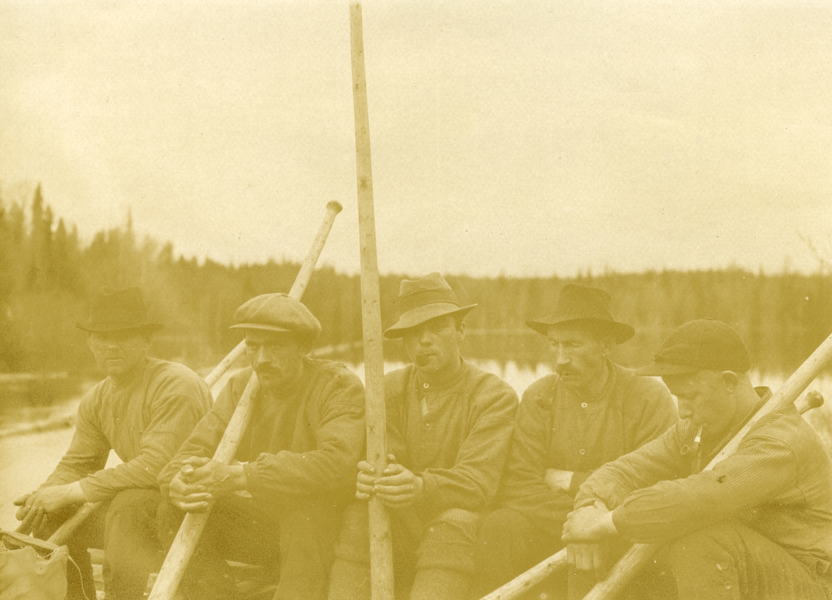 Haakon Garaasen, 5 fløtere. Fra venstre: Karl Johan Flermoen (27/2 1879 - 1957), Olaf Flermoen (20/19 1885 - 1969), Kristian Christiansen Rønningen Vestby (22/2 1900), Karl Galaasen (2/4 1874 - 1962), Vilhelm Falk.