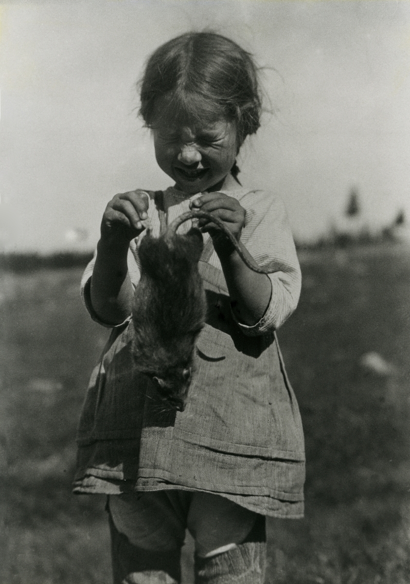 Haakon Garaasen, Jente med rotte. Portrett av Ingebjørg Buflod f. Galaasen (1915 - 1999)