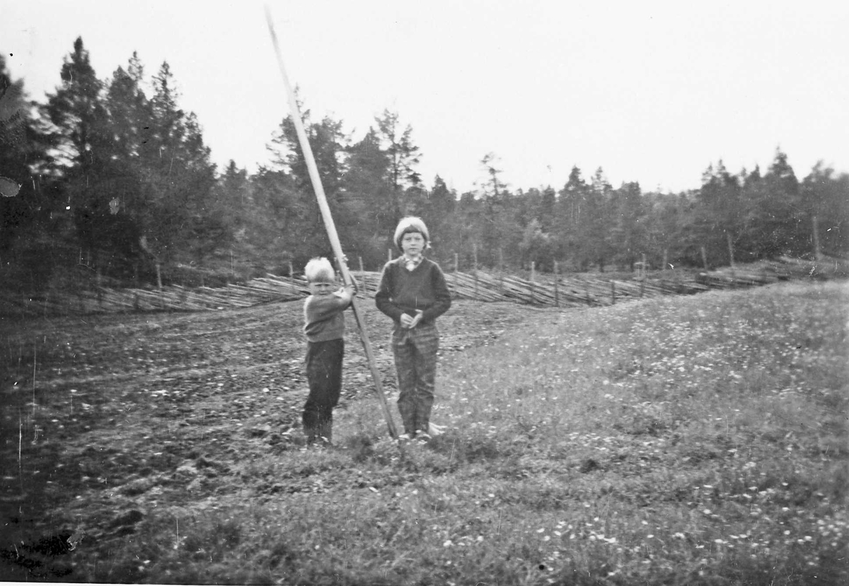 Rachel Haarseth, Personer, klær, naturforhold.