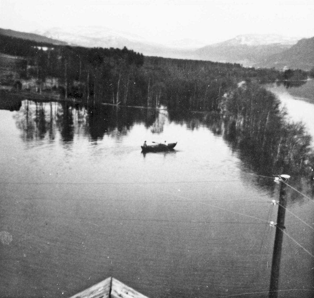Rachel Haarseth, Båt, naturforhold. Flommen i Glåma 1966. Med robåt utpå "Flata".