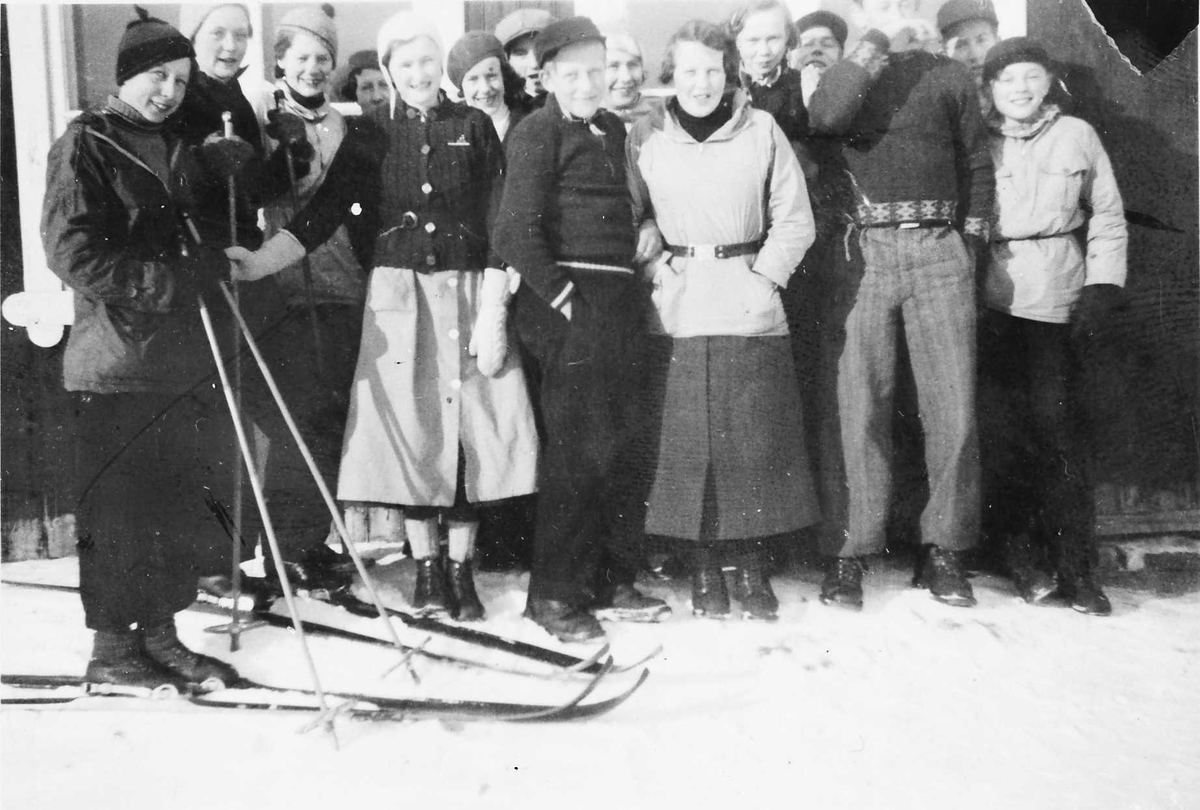 Rachel Haarseth, Personer, klær, ski og skistaver.