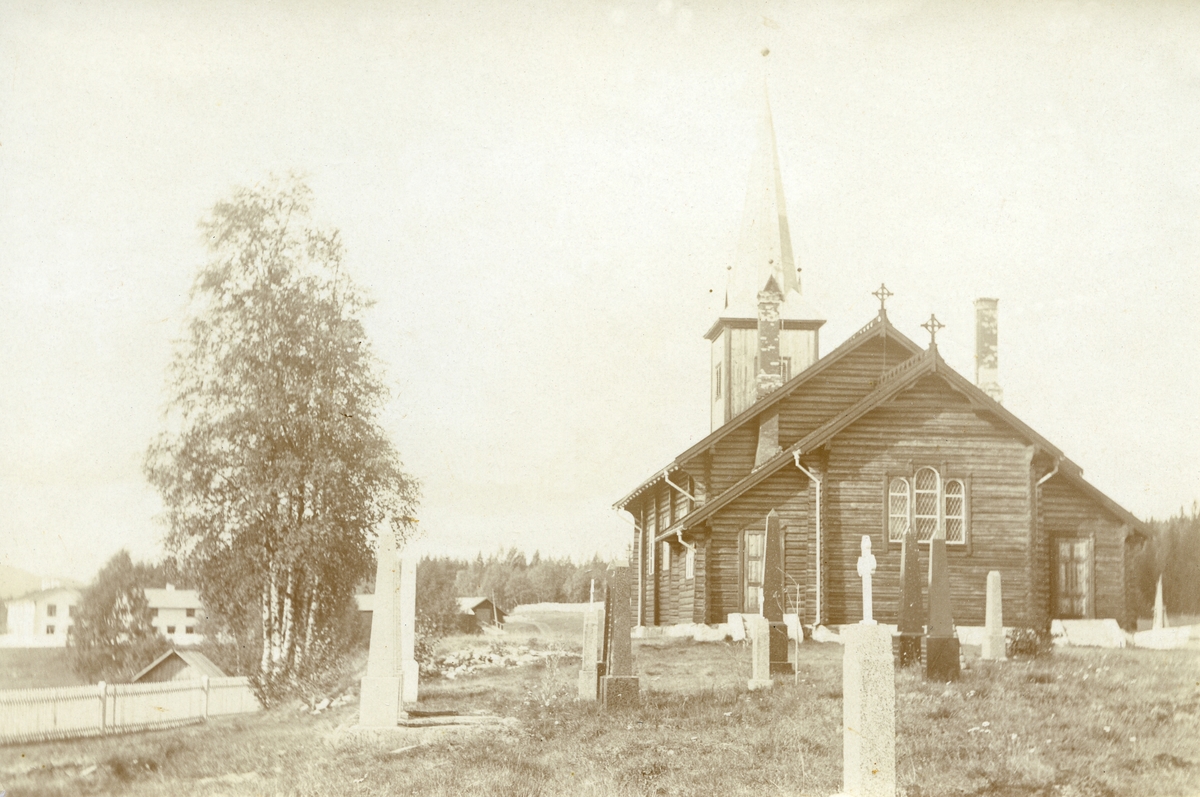Haakon Garaasen, Pladsen kirke fra sør. Kirkegården (gravplassen) i forgrunnen. Gard; Grønneset (Gnr. 3, bnr. 1) i bakgrunnen til venstre