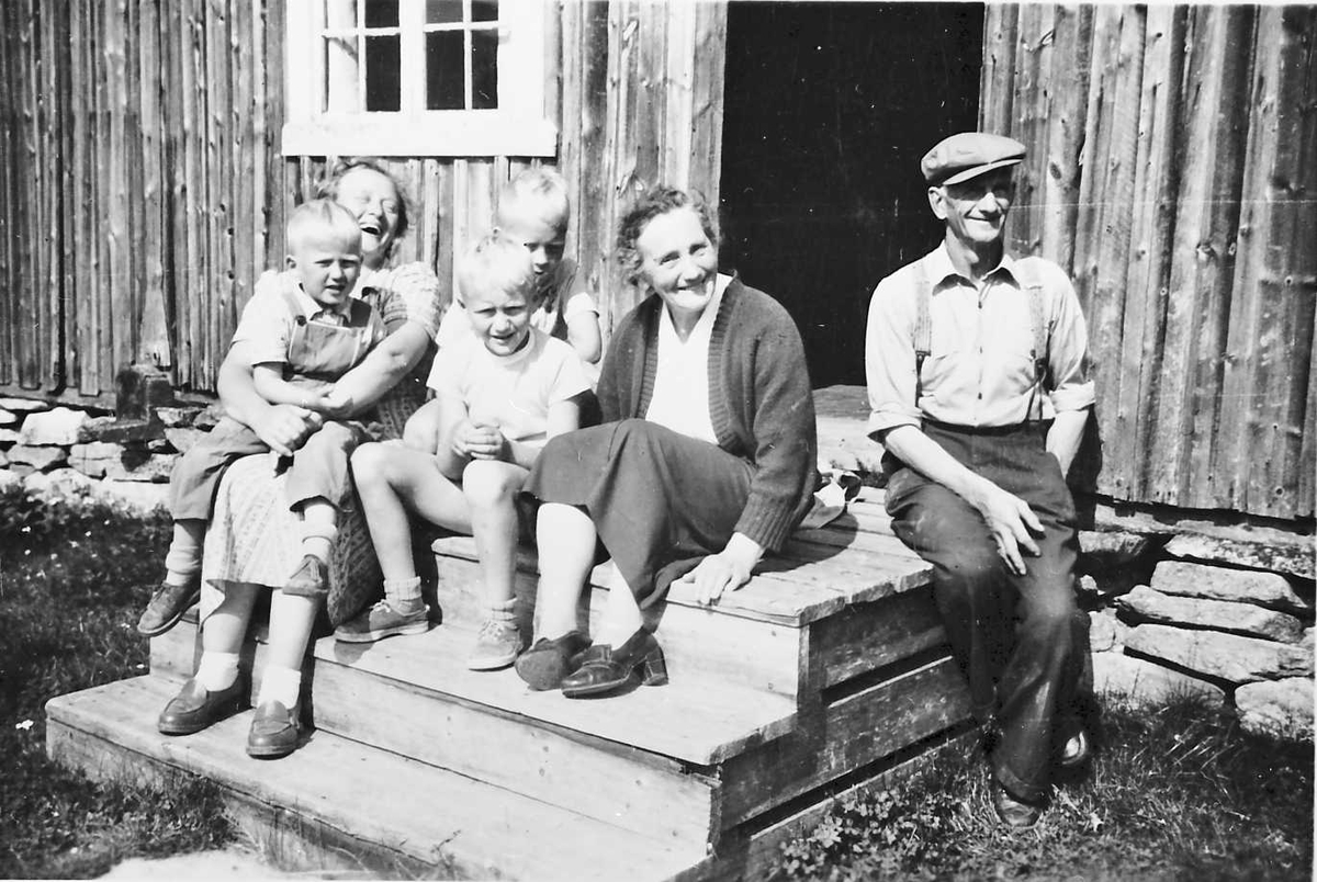 Rachel Haarseth, Gruppebilde, personer, klær, bygning.