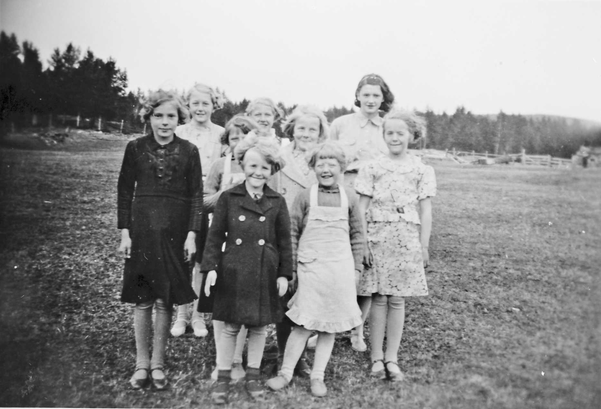 Rachel Haarseth, Gruppebilde, personer, klær, naturforhold.