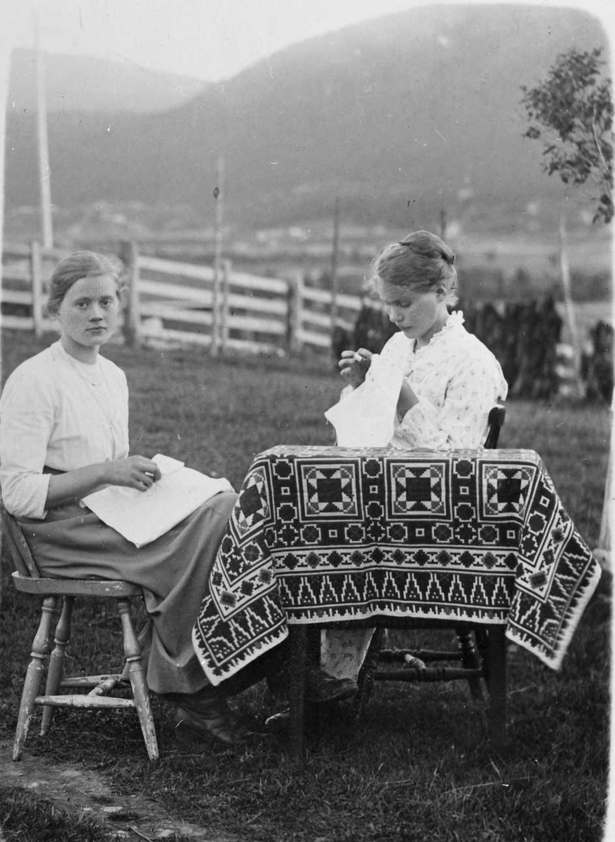 Rachel Haarseth, Kvinner, klær, bord og stoler, skigard, håndarbeide.