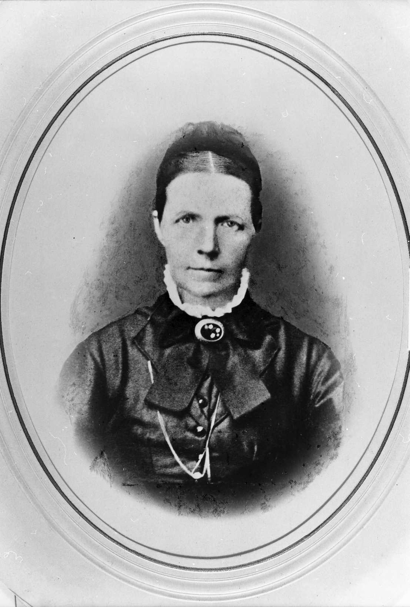 Rachel Haarseth, Portrett av en kvinne, klær.