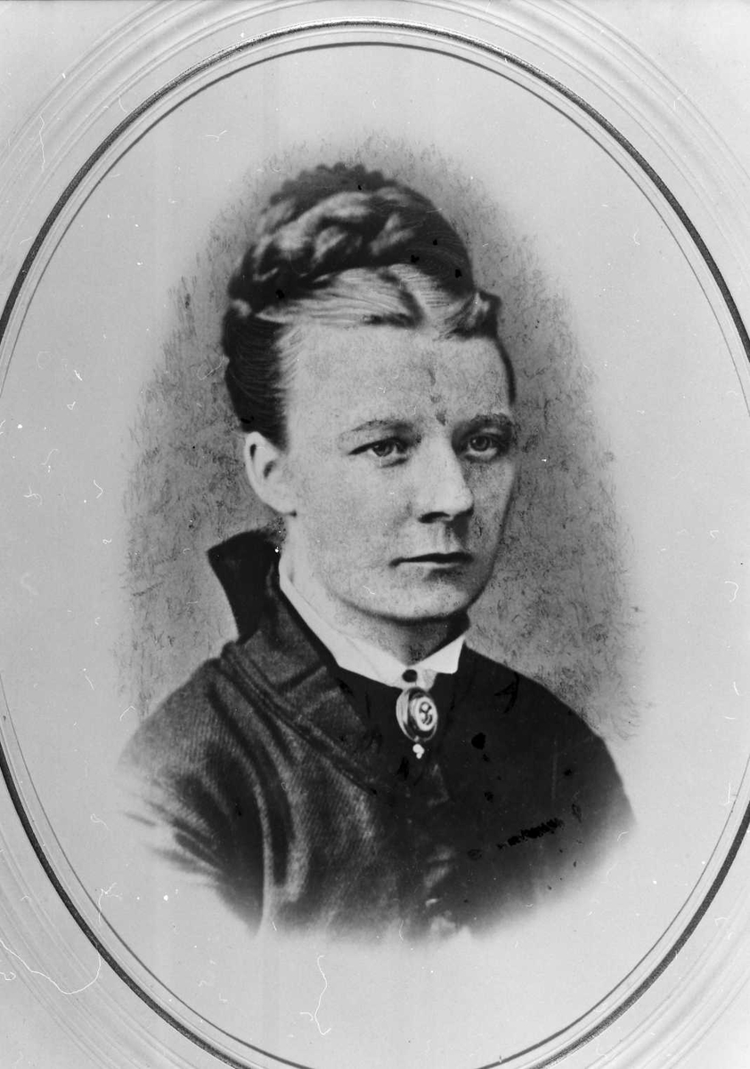 Rachel Haarseth, Portrett av en kvinne, klær.