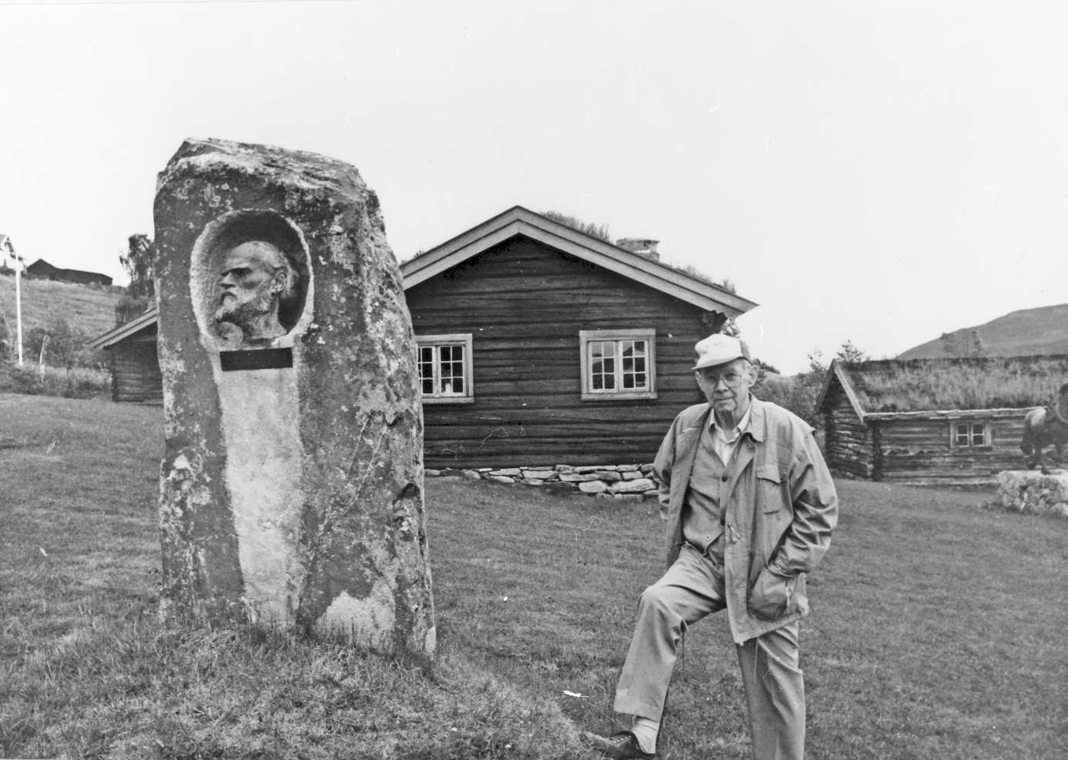 Rachel Haarseth, Bauta, mann, klær, bygninger.