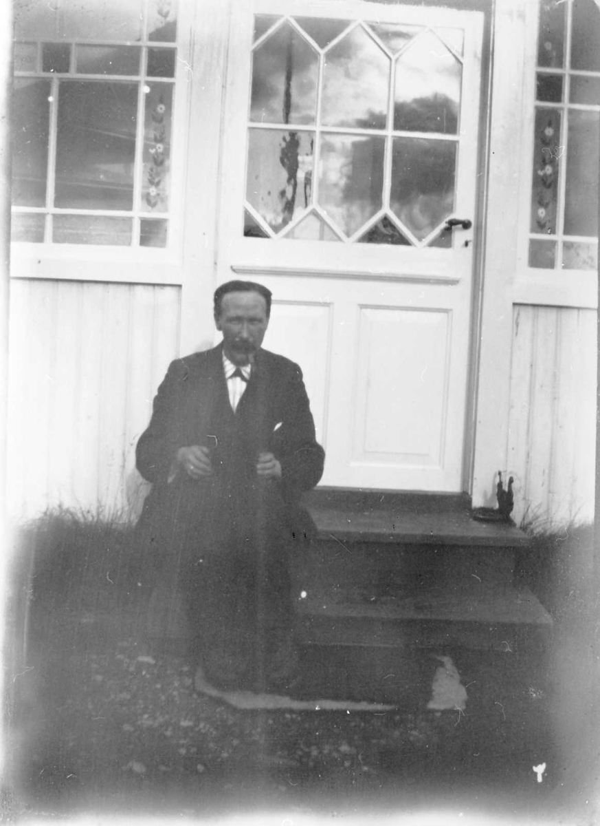 Rachel Haarseth, Mann, klær, bygning.