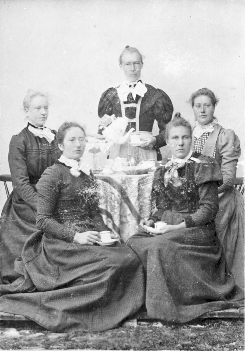 Rachel Haarseth, Gruppebilde, kvinner, klær.