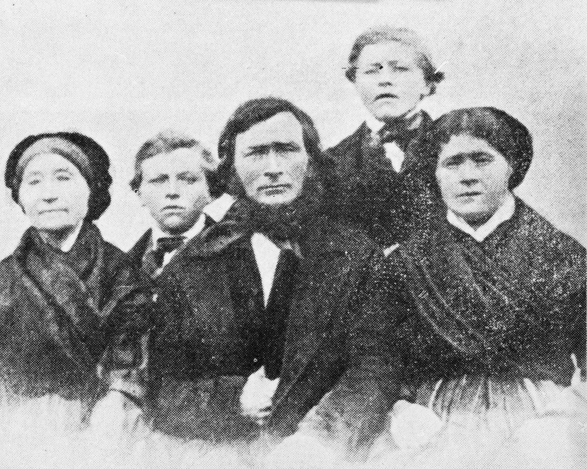 Rachel Haarseth, Familiebilde, klær