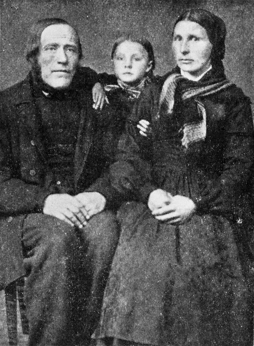 Rachel Haarseth, Familiebilde, klær. Jon Åndgården (Arnemeo) fra Tynset, med hustru og barn