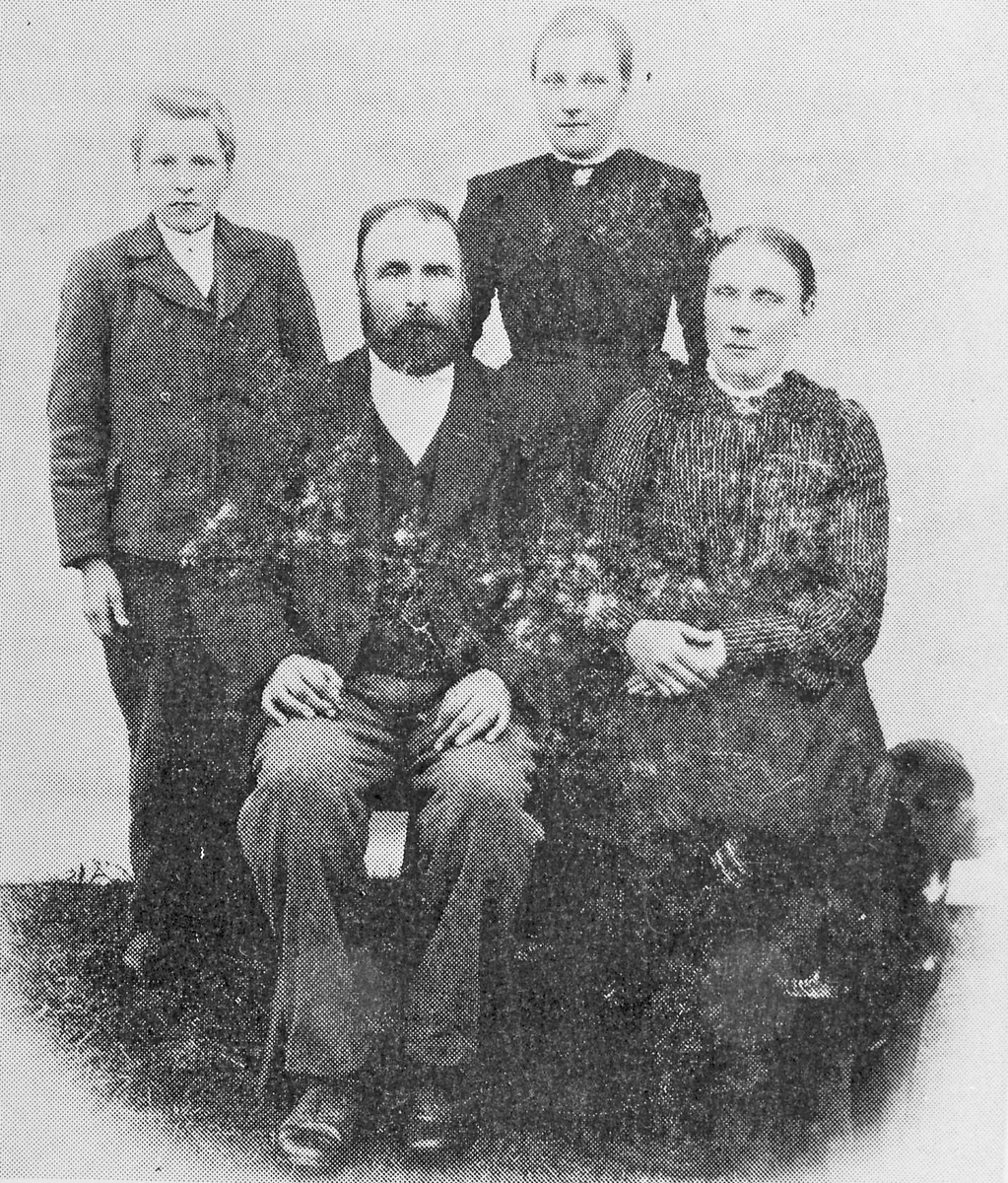 Rachel Haarseth, Gruppebilde, personer, klær. Anders Nordmo med kona Karen og barna Monrad og Berit.
