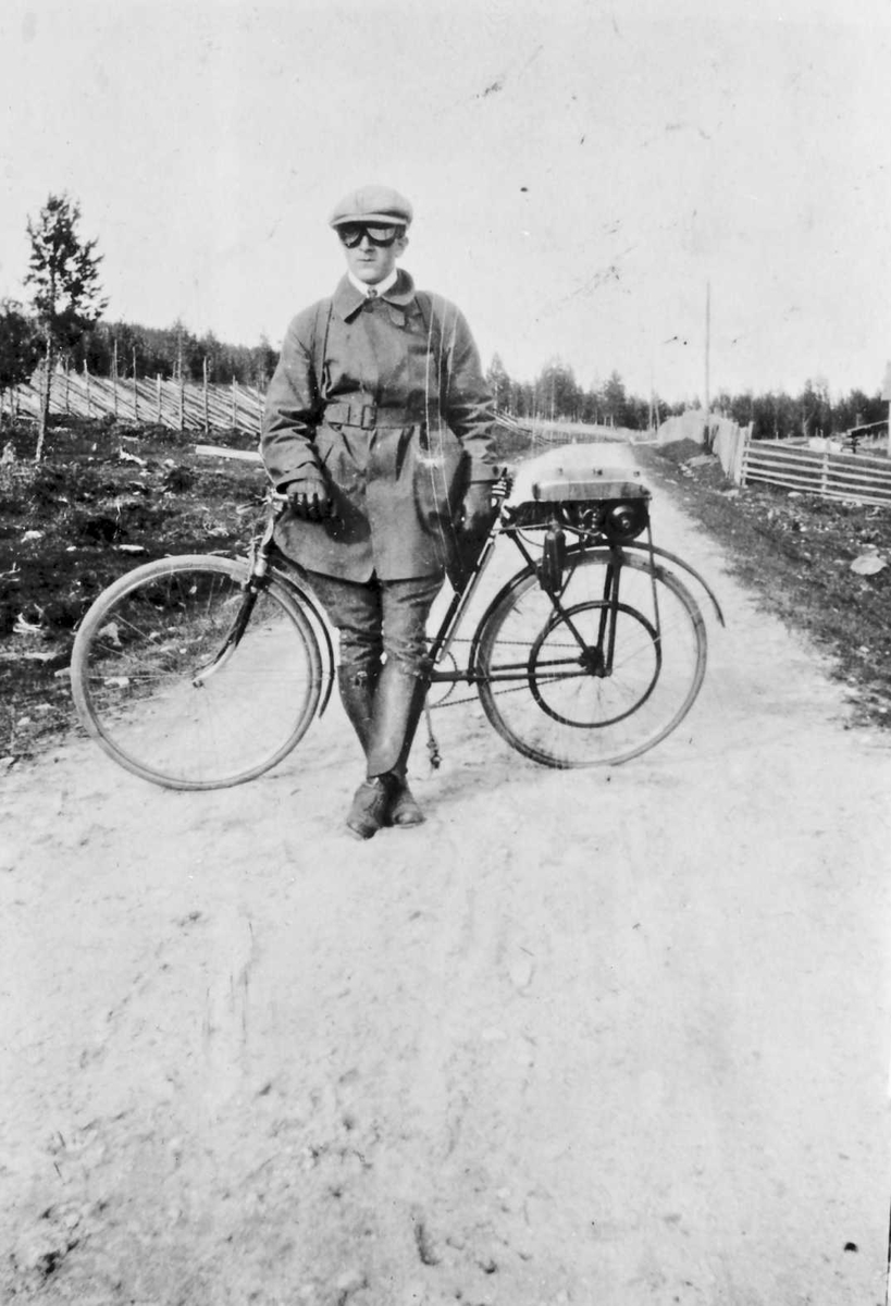 Rachel Haarseth, Mann med motorisert sykkel.