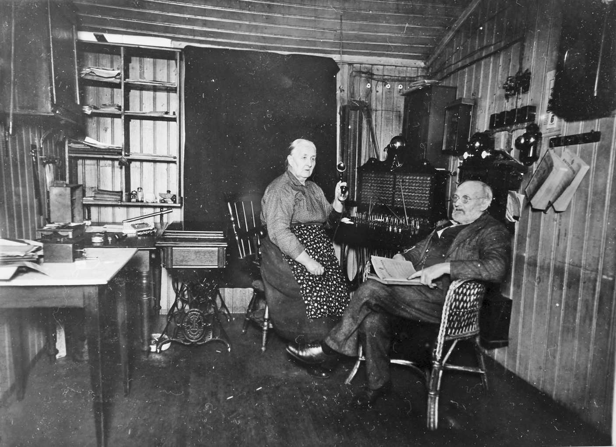 Rachel Haarseth, Personer, bord og stoler, bok, inventar.