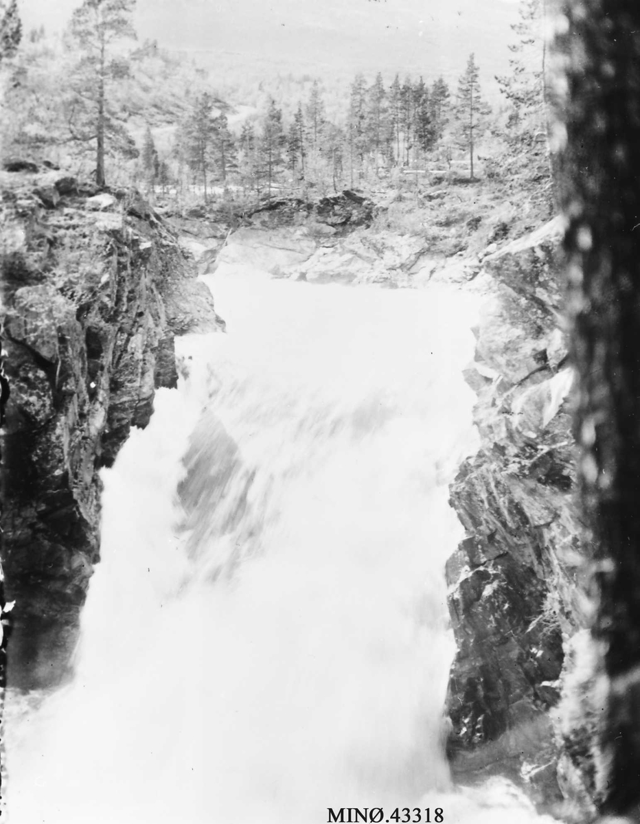 Axel Rosenvinge Brostrup, Foss