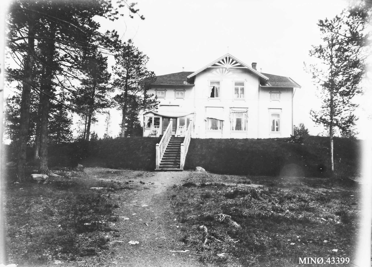 Axel Rosenvinge Brostrup, Bolighus.
