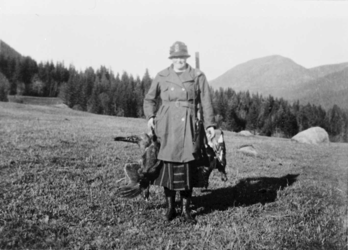 Rachel Haarseth, Kvinne, klær, småvilt, gevær, naturforhold.