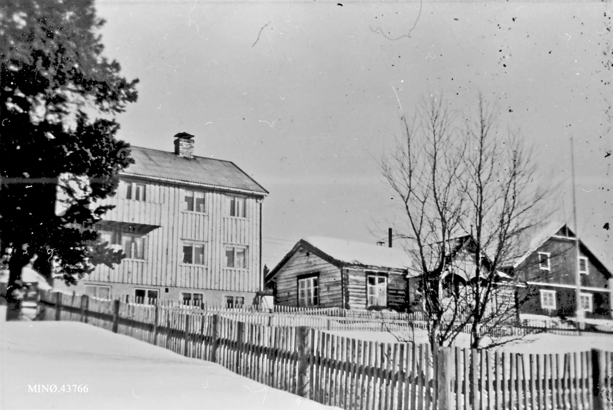 Rachel Haarseth, Gårdstun, gjerde.