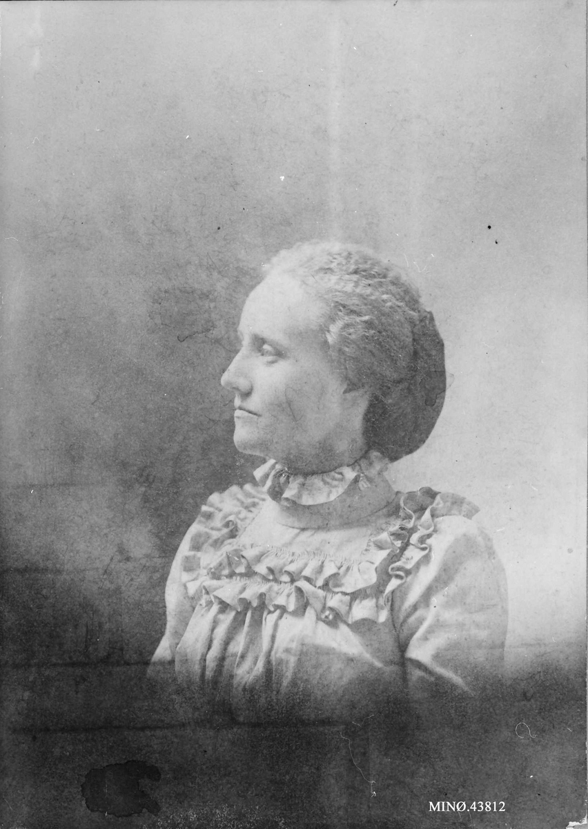 Rachel Haarseth, Portrett av en kvinne, klær.