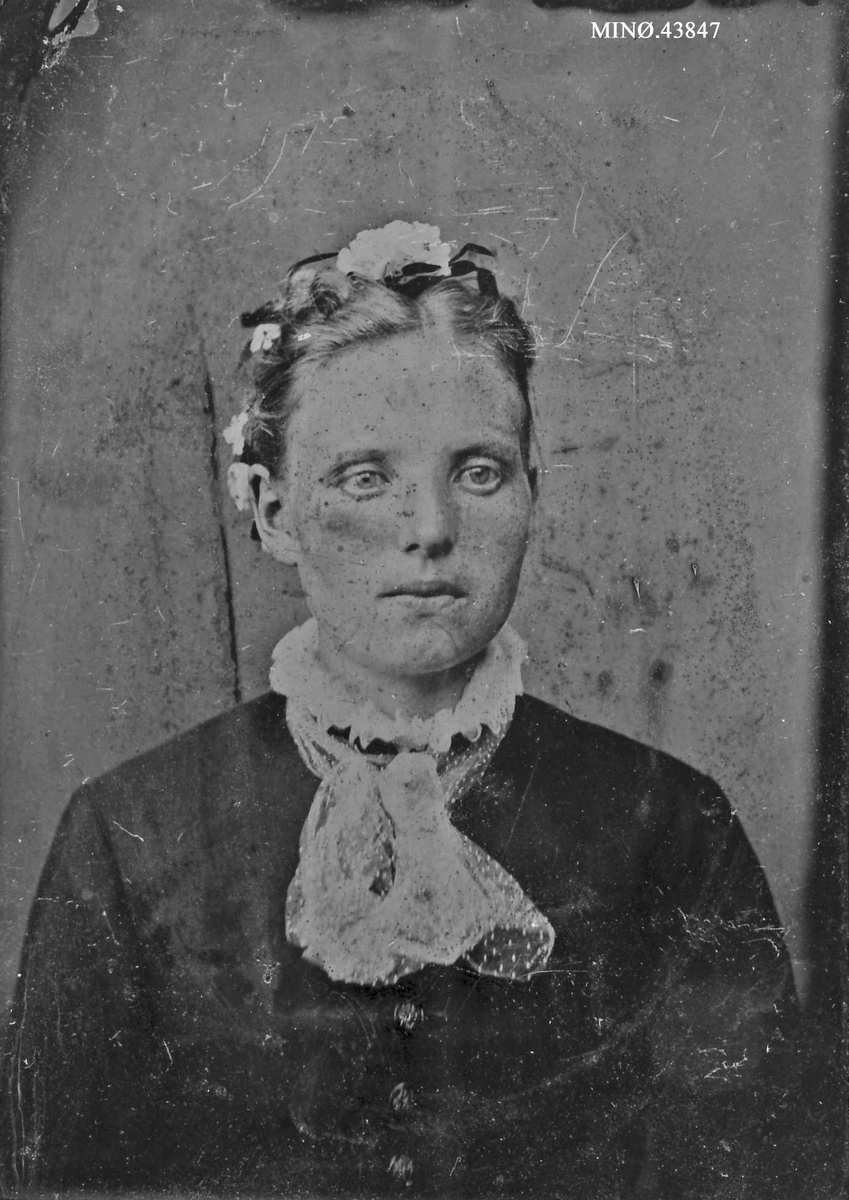 Rachel Haarseth, Portrett av en kvinne, klær.