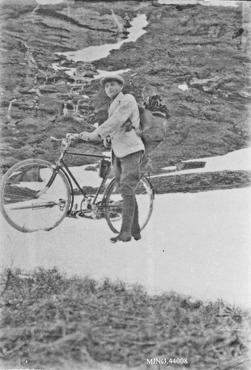 Rachel Haarseth, Mann, klær, sykkel, naturforhold.