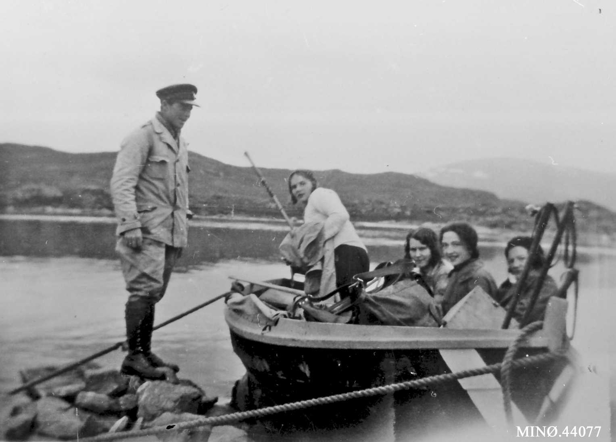 Rachel Haarseth, Båt, personer, fiskestang, naturforhold.