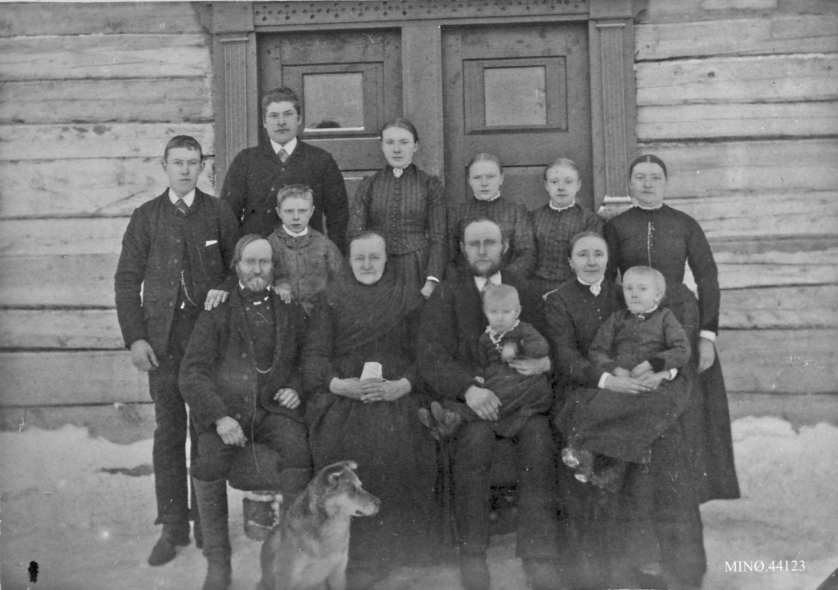 Rachel Haarseth, Gruppebilde, personer, klær, hund, bygning.