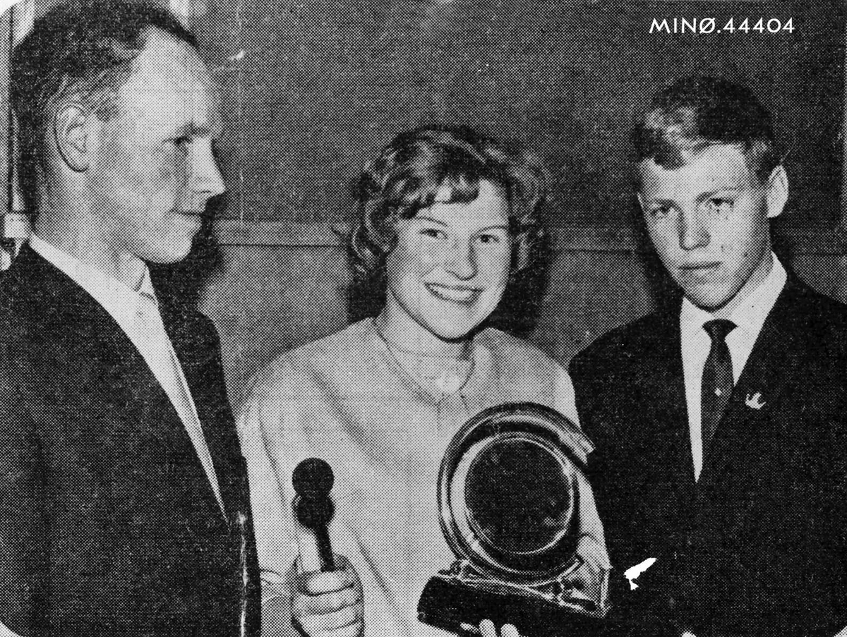 Rachel Haarseth, Personer, klær, tallerken. Vinnere av "Kven Veit 1962"- kunnskapskonkurranse i Noregs Ungdomslag