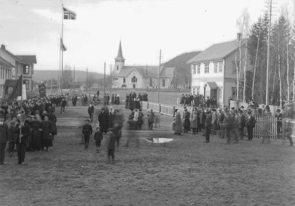 Jakob Jakobsen Engerdal, Rent norsk flagg vaier ved kirka. Feiring, folkemengde.