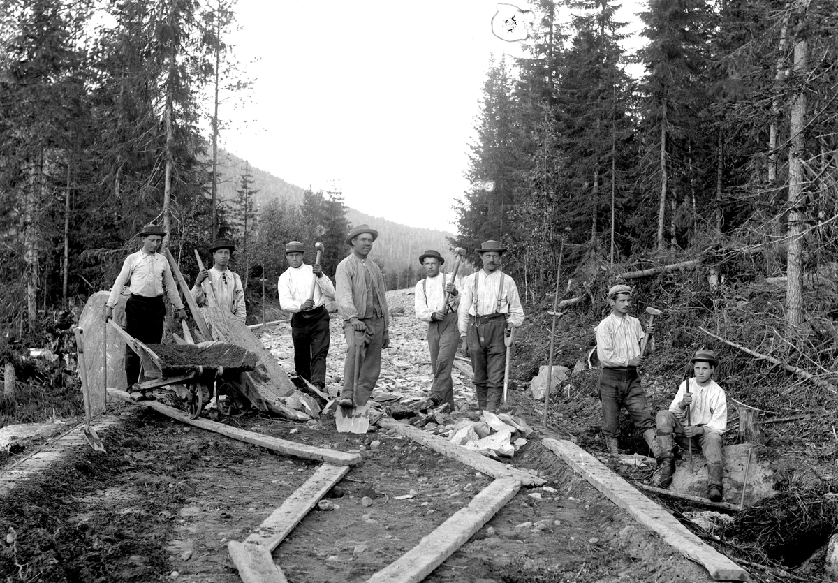 Jakob Jakobsen Engerdal, Dokumentasjon av arbeid med et veiprosjekt, ant i Trysil. Ukjente arbeidere. Vegbygging. Dessverre har vi ikke fått bekreftet opplysninger om hvilket prosjekt det er, men det kan være fra 1913, og bygging av vegen mellom Nybergsund og Innbygda.