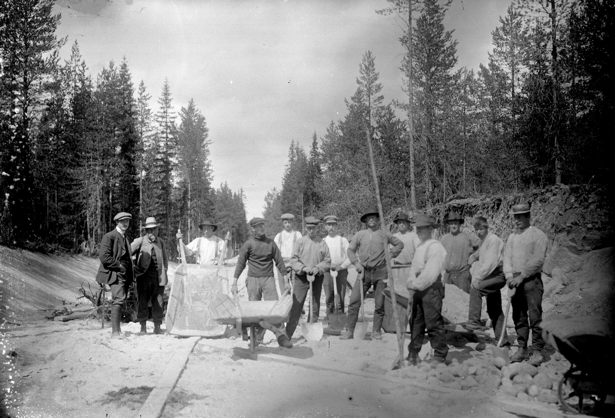 Jakob Jakobsen Engerdal, Dokumentasjon av arbeid med et veiprosjekt, ant i Trysil. Ukjente arbeidere. Vegbygging. Dessverre har vi ikke fått bekreftet opplysninger om hvilket prosjekt det er, men det kan være fra 1913, og bygging av vegen mellom Nybergsund og Innbygda.