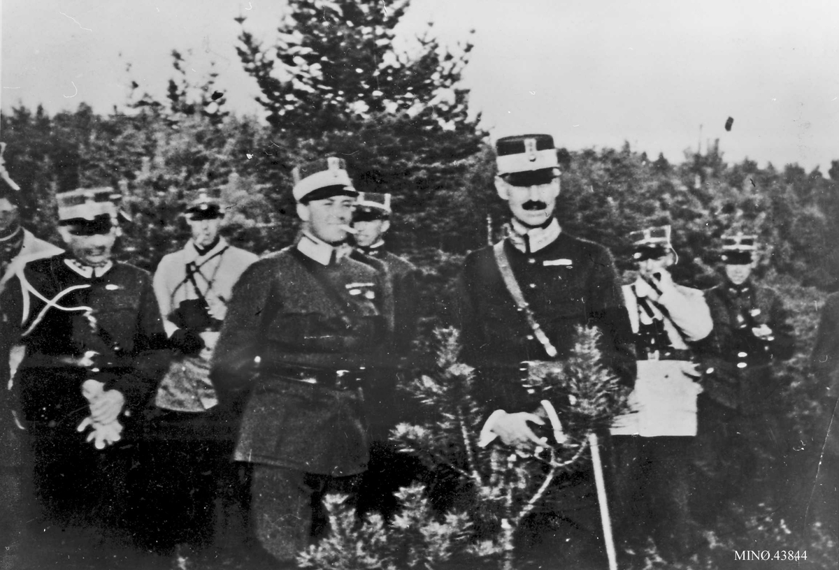 Rachel Haarseth, Kong Haakon og kronprins Olav sammen med andre offiserer avbildet blant furuskog.