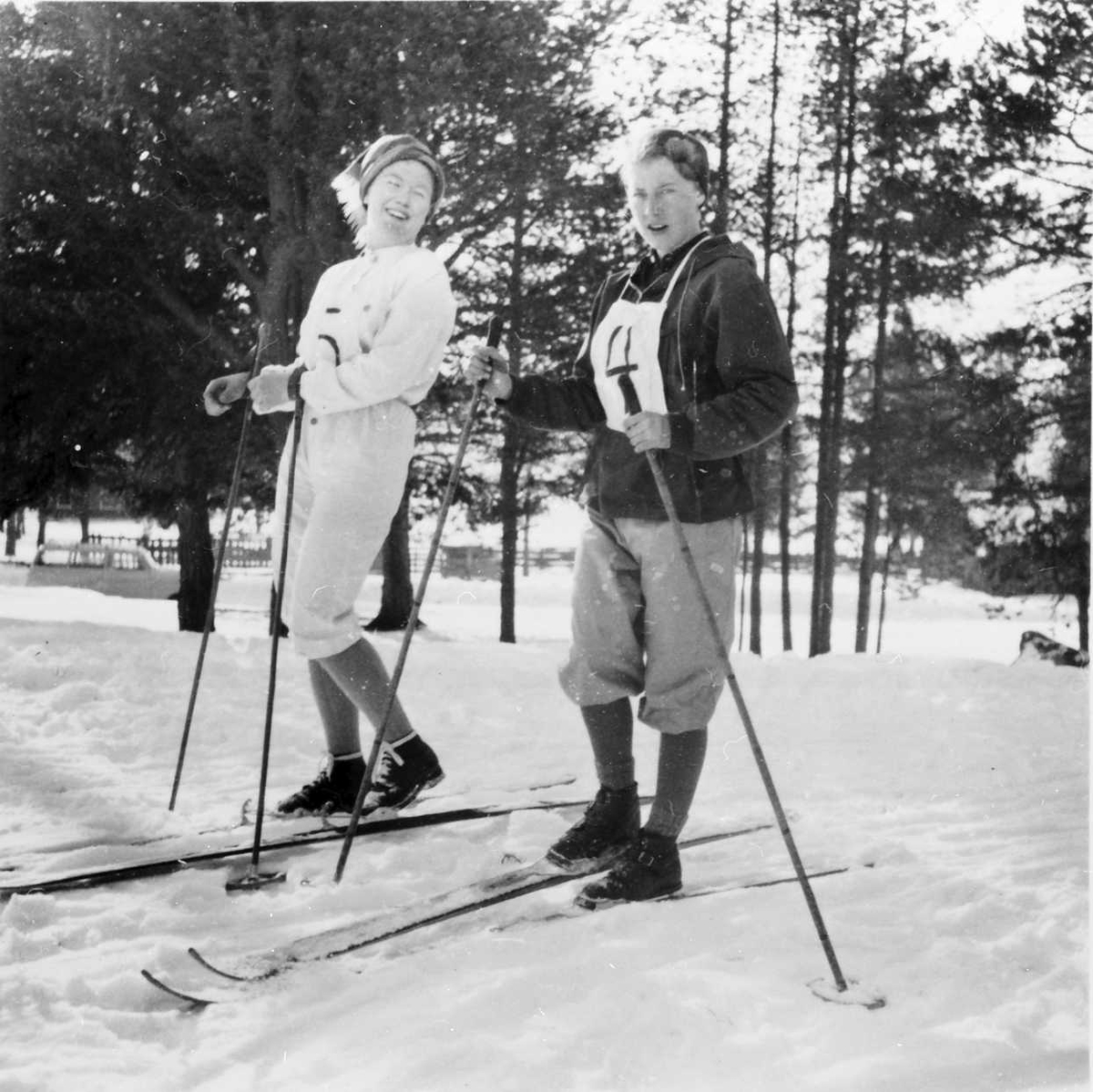 Ukjent, Kvinnelige skiløpere.Skistafett mellom ungdomslagene ved Rondelottet