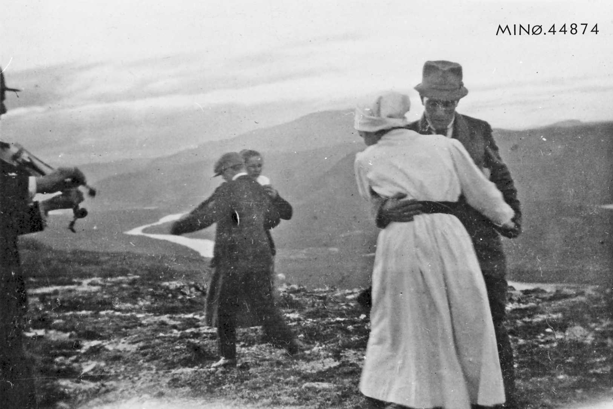 Ukjent, Ungdommer på tur, danser