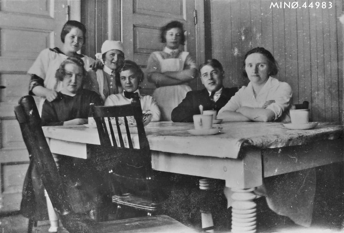 Ukjent, Personer på sjukehuset, bl. a. med Marit Bakke, Margot Mælen f. Holmen og Målfrid Støholen?