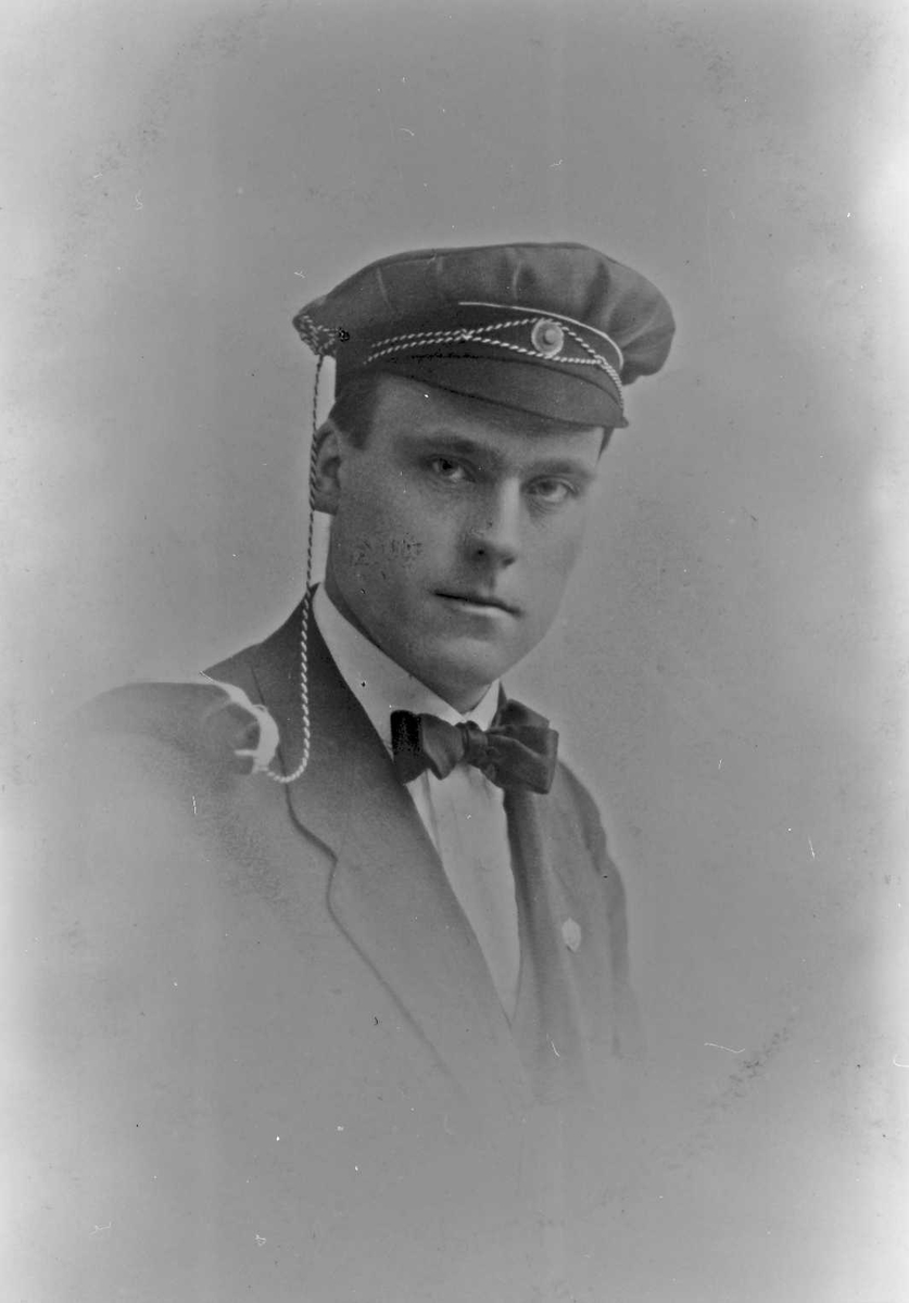Ukjent, Portrett av mann - russ Peder Eggemoen, født 1891