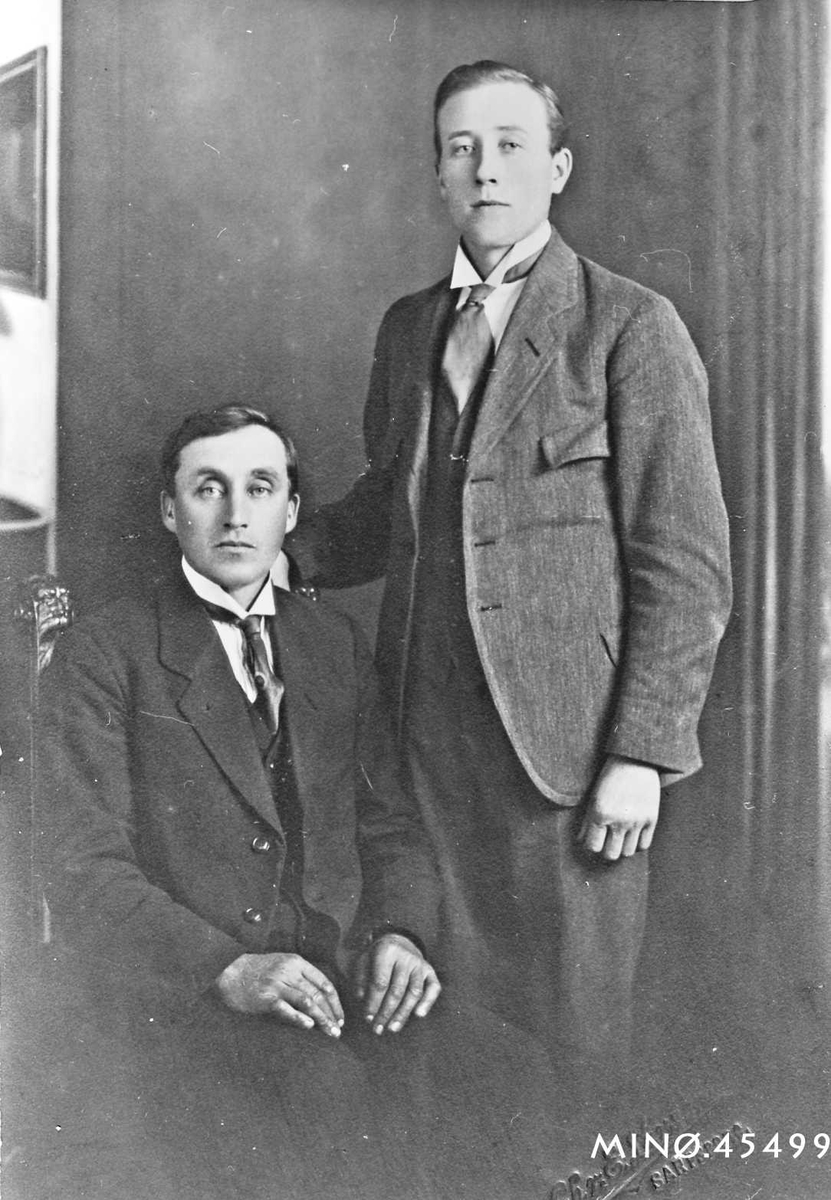 Ukjent, Portrett av to menn. Skogly. Anders Moen f. 1886, og Håkon Skaret f. 1896