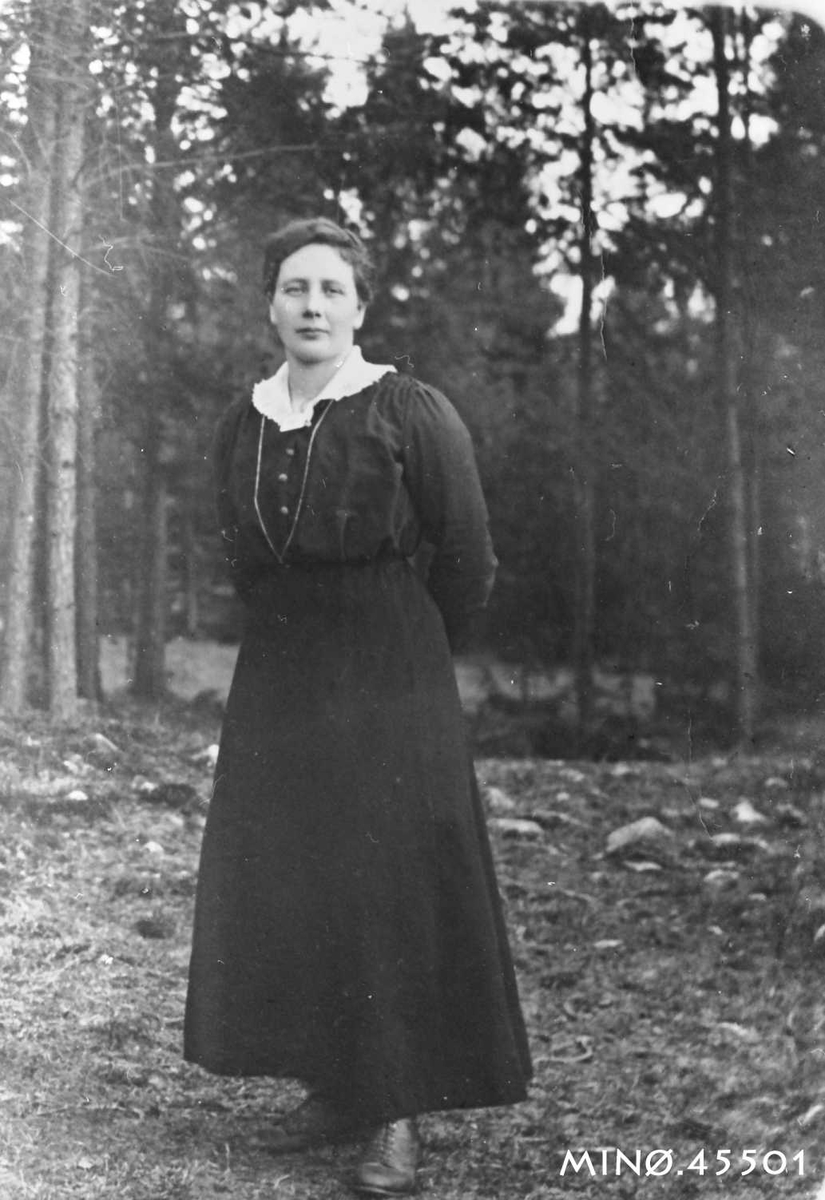 Ukjent, Portrett av kvinne. Anne Tronsmo Dvergsnes, f. 1896, gift med Sigurd M. Dvergsnes, f. 1896