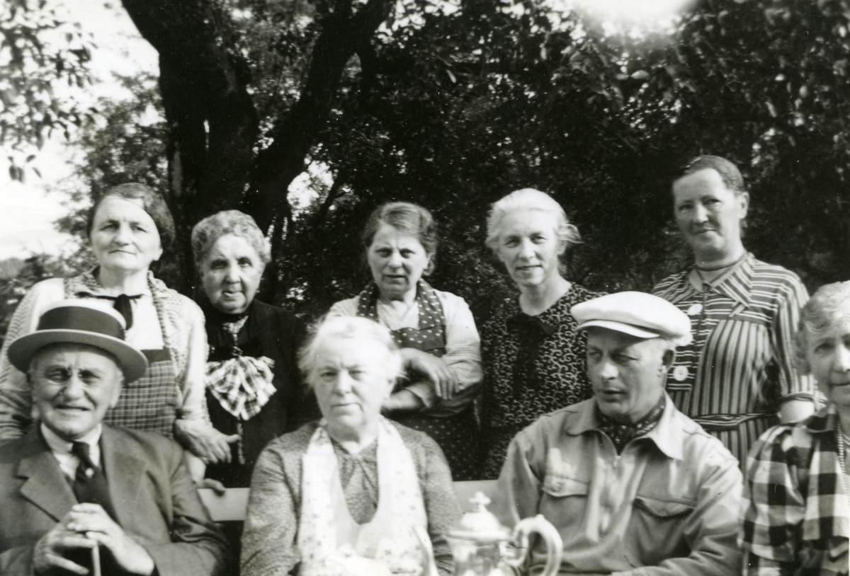 Haakon Garaasen, Gruppe mennesker ved Hegg Pensjonat sommeren 1939. I bakre rekke: Frk. Rakel Sørensen f. ?, frk. Reinoltzen f. ?, frk. Borghild Alme f. ?, frk. Bjertnes f. ?, frk. Signe Bye f. ? Fremste rekke: nr.2 bankarkivar Carsten, frk. Inger Alme, Haakon Garaasen (1887 - 1957), fru Bjertnes.