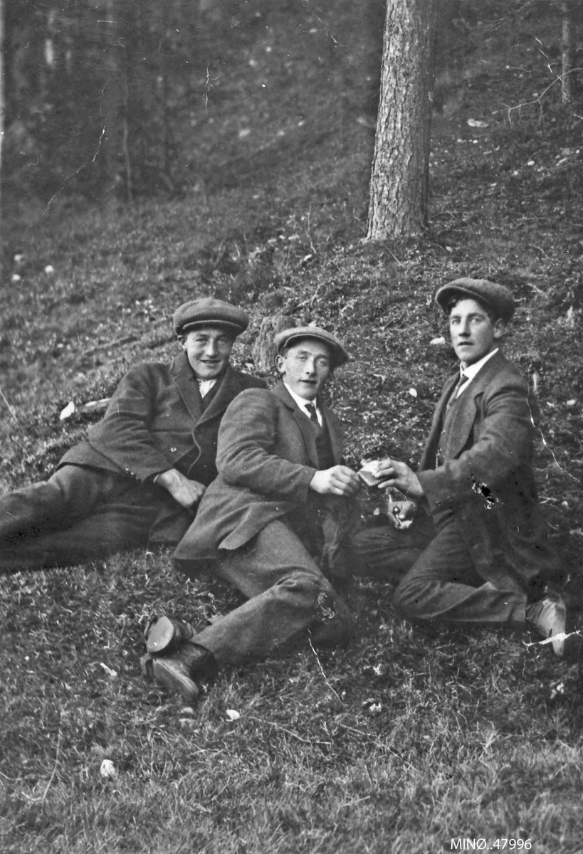 Ukjent, Tre unge menn koser seg med en dram i skogen. Fra. v. Haldo Rysen, f. 1896, Kristoffer Ryeng f. 1896 og Ivar Ryen f. 1891