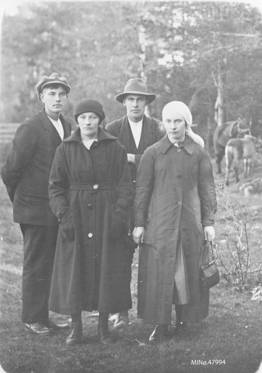 Ukjent, Personer. Bak f. v. ; Ola J Ryhaug, f. 1905. Martin Øian. Foran f. v. Skredderhaig, Bentine Morønning (Tronslien)