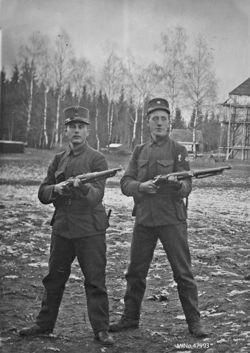 Ukjent, To unge menn i uniform. Til høyre står Johan Ryen, f. 1903