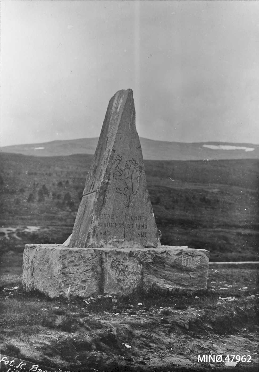 Alexander Bredstrøm Ansberg, Veistøtten på grensen mellom Hedmark og Oppland fylke, ved Rudningsøyen. (Hedmarks Amt/Christians Amt).