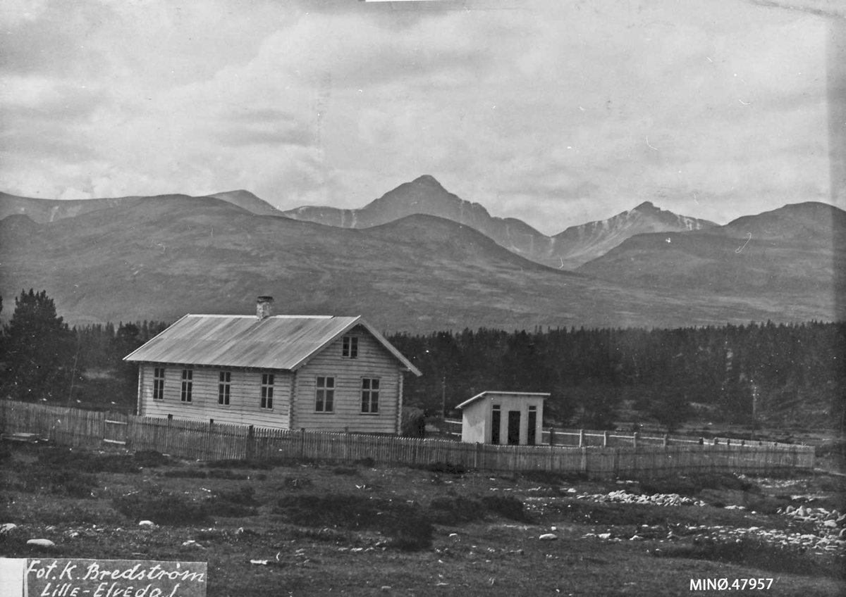 Alexander Bredstrøm Ansberg, Skolen i N. Atndalen ved Øyen (nørdre skulestugu). Rondane i bakgrunnen.