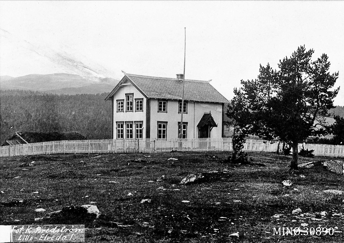 Alexander Bredstrøm Ansberg, Dalen skole bygd 1905, brukt til 1955.