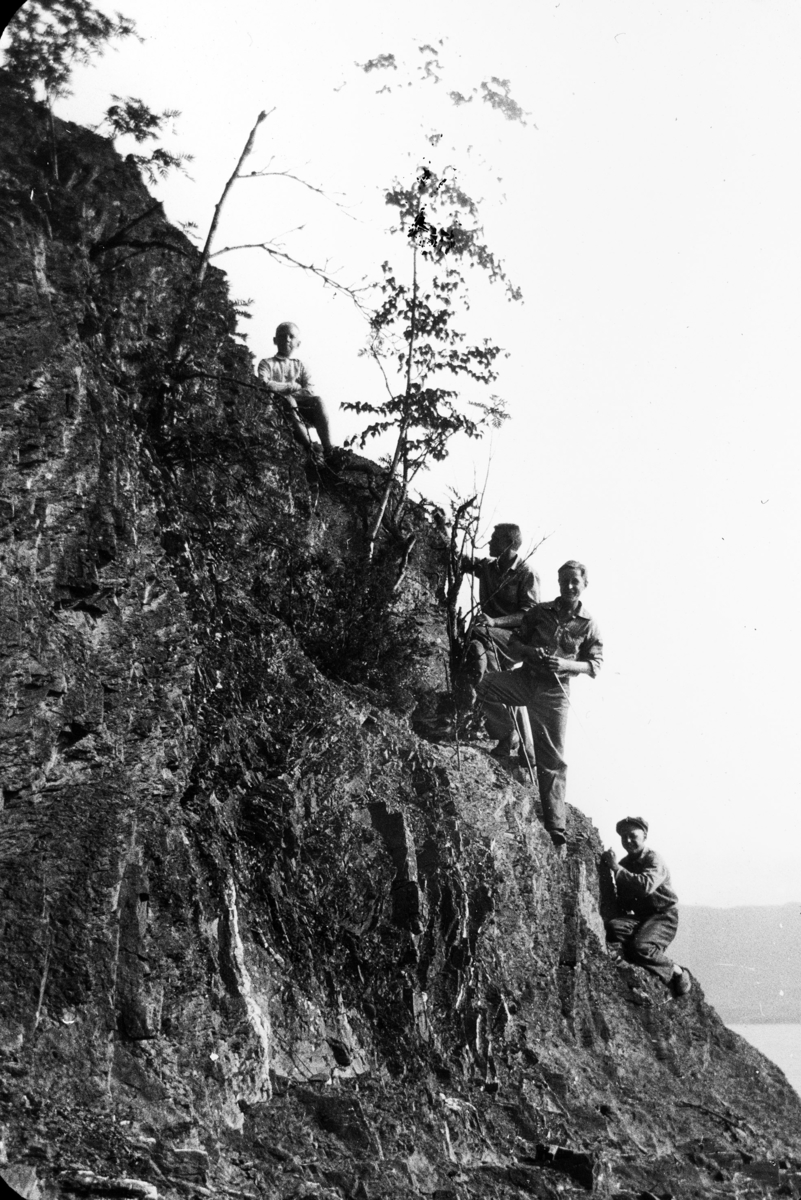 Anno Domkirkeodden, Gutter fra Toftes Gave, Nedre Sund, Helgøya klatrer i berget på Hovinsholmen.