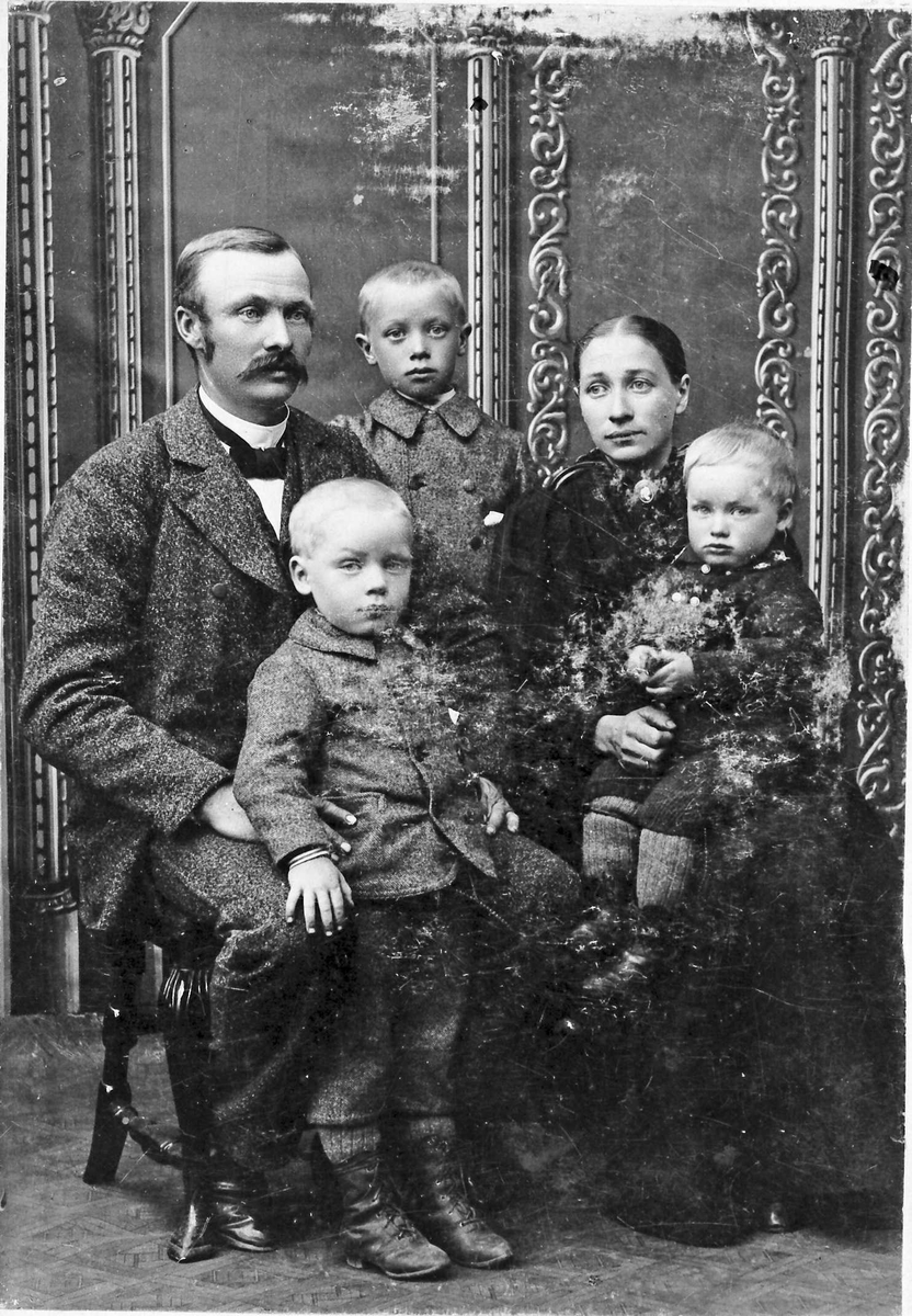 Iv. Olsen, Familiebilde